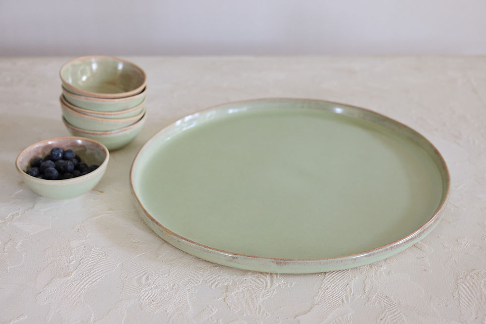 תמונה ממוזערת: צלחת פסח ושש קעריות לליל הסדר, קרמיקה בעבודת ידבצבע ירקרק/חום אביבי ומרענן, מתנת חג, יודיאקה ישראלית