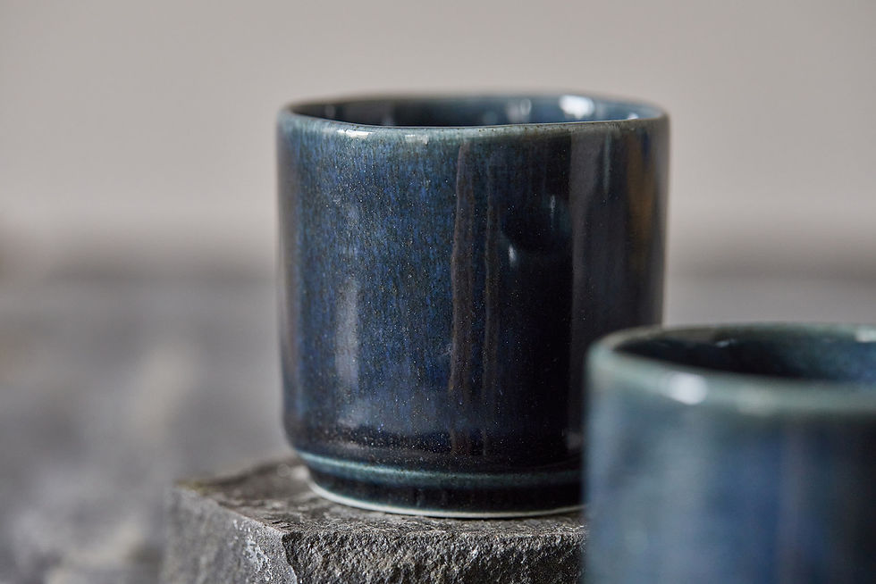 כוס קרמיקה בעבודת יד בצבעי כחול עמוק, מתאימה לאספרסו קצר או לשוט, גלזורה כחולה כהה