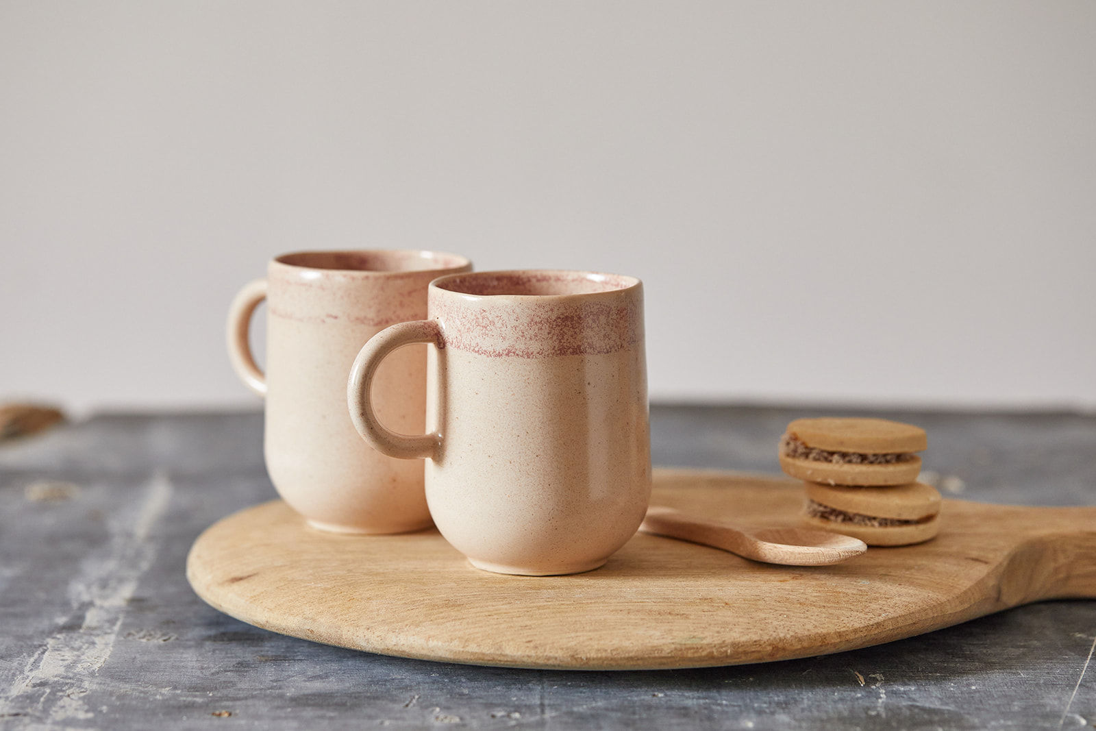 ספל מקרמיקה בעבודת יד, צבעי ורוד/אפרסק/חום, זוהר שחם