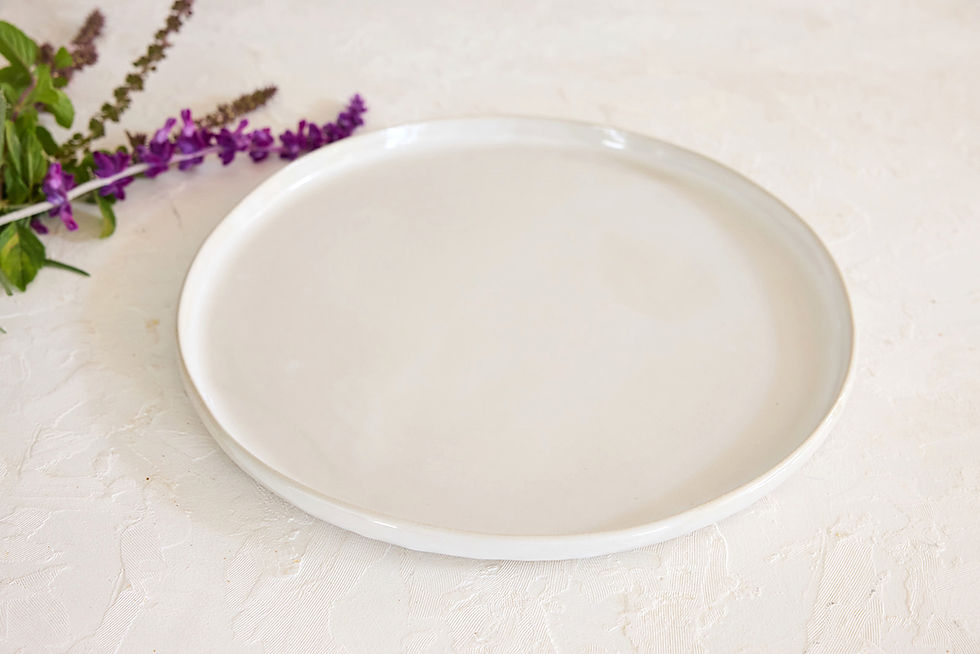 תמונה ממוזערת: צלחת פסח ושש קעריות לליל הסדר חגיגית ומיוחדת, קרמיקה בעבודת יד בצבע קרם/לבן, מתנת חג, יודיאקה ישראלית