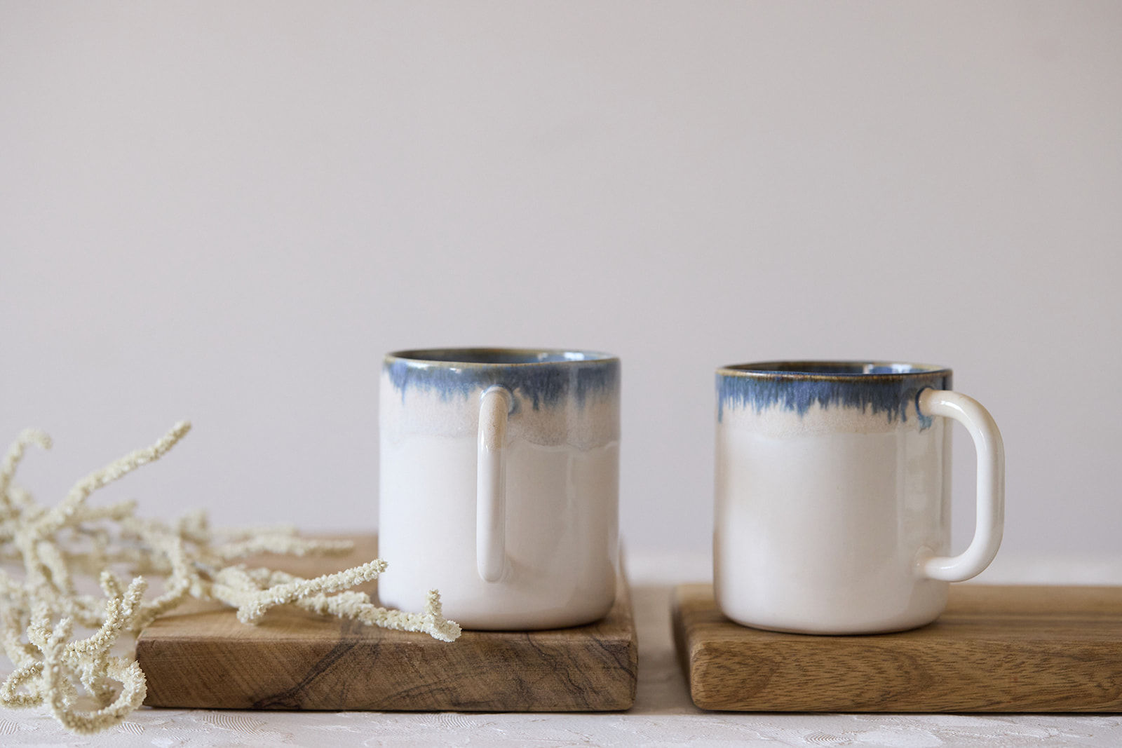 ספל רחב לבן/כחול לקפה ותה, מאג קלאסי במראה מודרני/כפרי, קרמיקה בעבודת יד, 300 מ"ל