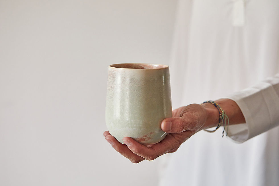 כוס חיבוק מקרמיקה בעבודת יד, צבעי ירוק/חום, ספל לשתיה קרה וחמה