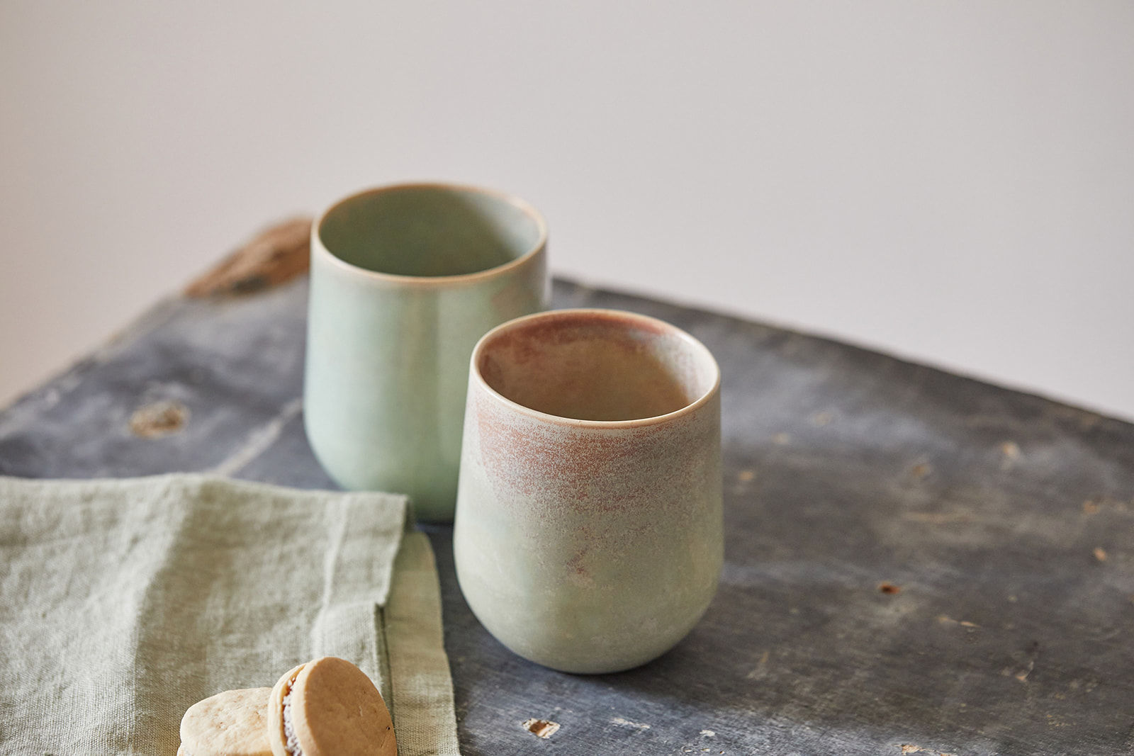 כוס חיבוק מקרמיקה בעבודת יד, צבעי ירוק/חום, ספל לשתיה קרה וחמה