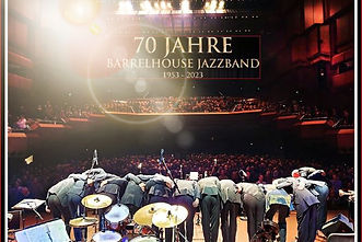 Musiker verbeugen sich vor einem großen Publikum im Konzertsaal der Alten Oper Frankfurt