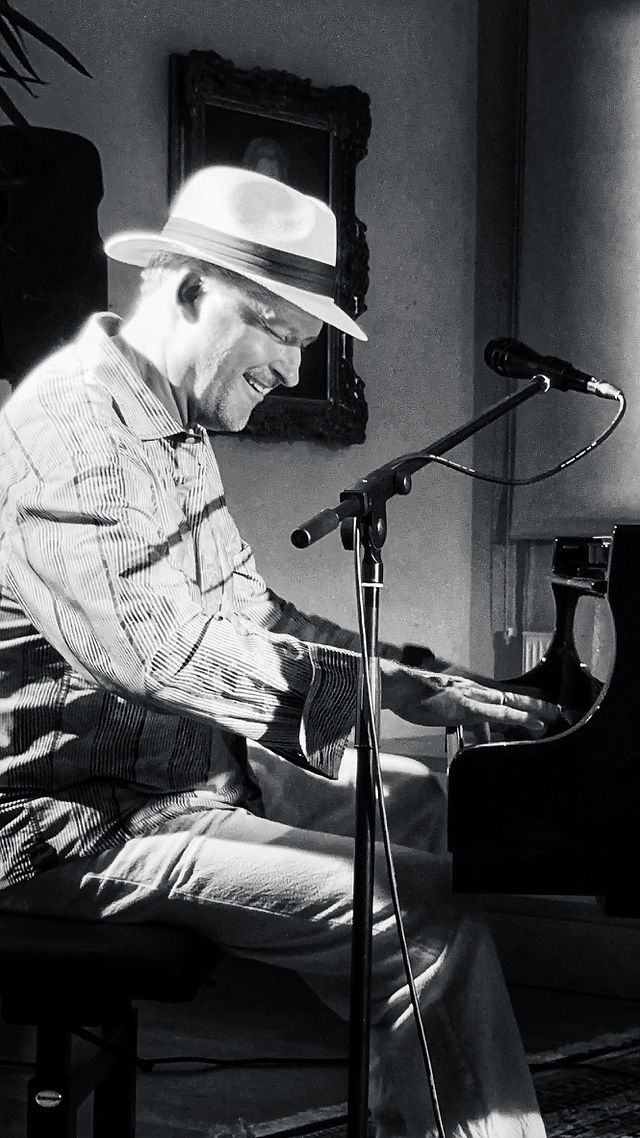 Pianist Jan Luley solo at the grand piano