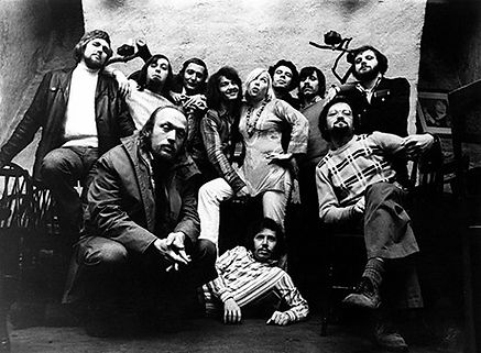 Die Musiker der Barrelhouse Jazzband und ihre Sängerin Angi Domdey posieren für ein Gruppenfoto.