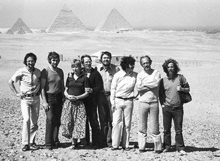 Die Barrelhouse Jazzband posiert für ein Foto in der Wüste vor Pyramiden in Ägypten