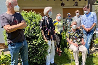 Die Musiker der Barrelhouse Jazzband während der Coronazeit mit Atemschutzmasken in einem Garten