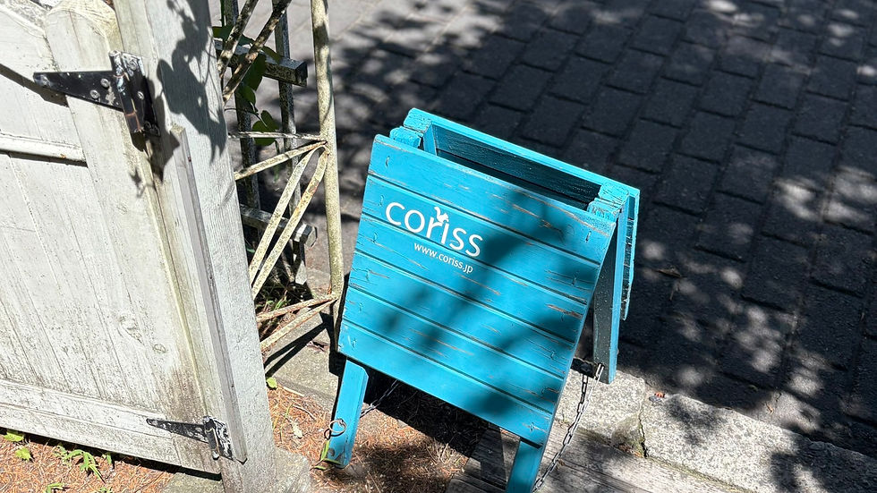 青い看板が目印