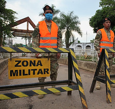 7._Militares_peruanos_guardam_entrada_no