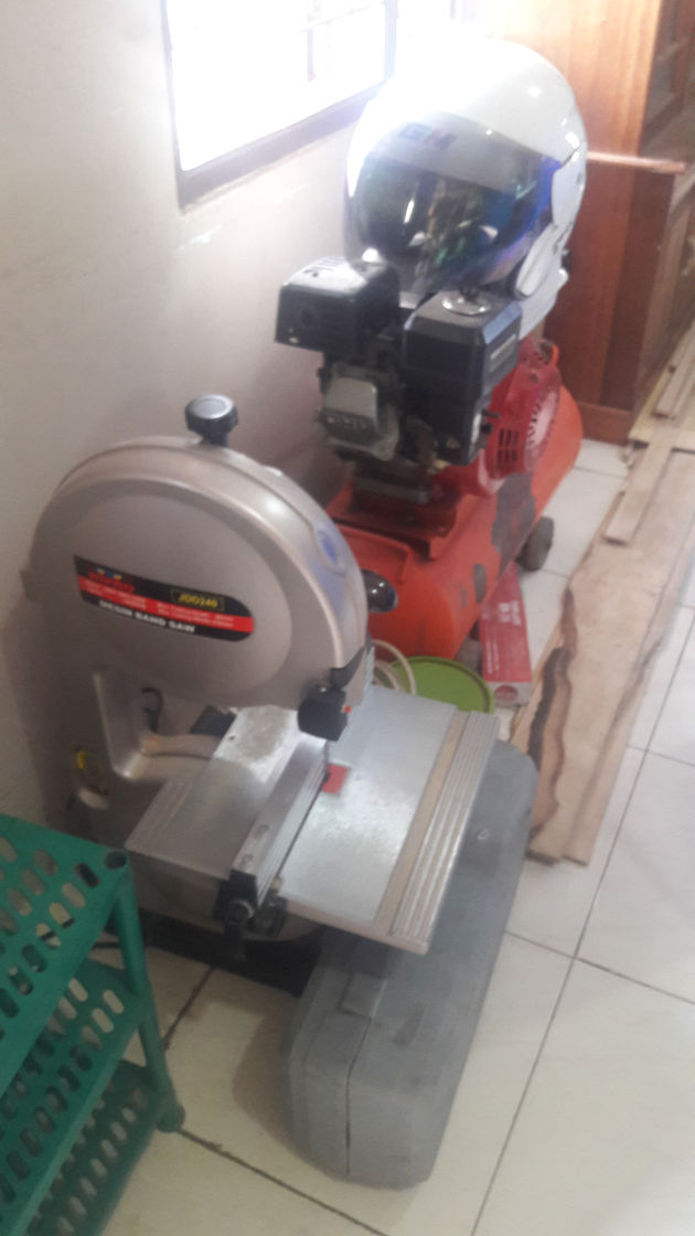 Pambakal Bawahan Selan Menciptakan Pesawat Terbang.dari kayu