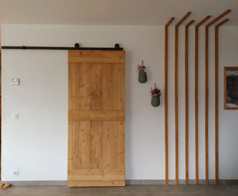 porte avec isolation phonique en vieux bois sur rail en fer noir