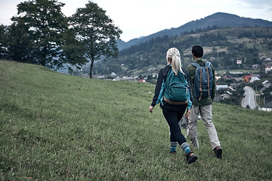 Pareja de senderismo al aire libre