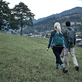 Couple de randonnée en plein air