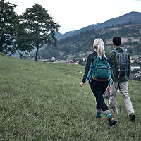 Pareja de senderismo al aire libre