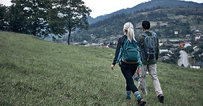 Couple de randonnée en plein air