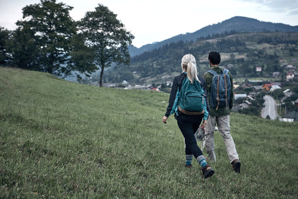 Pareja de senderismo al aire libre