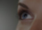 Blaues Auge, das in die ferne starrt.