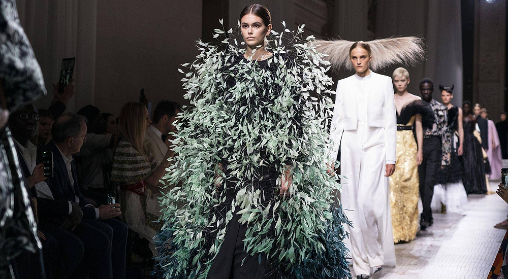 Givenchy, Haute couture, Automne-hiver 2019-2020 - La première femme de l'histoire à la tête de l'enseigne de luxe s'est étrangement vue remerciée par celle-ci, ce vendredi 10 avril. Applaudie par la critique pour son talent dans la Haute couture ces trois dernières années, en coulisse, la connivence n'a pas semblé être absolue. Topwalk Magazine 2020. Melissa N'Dila