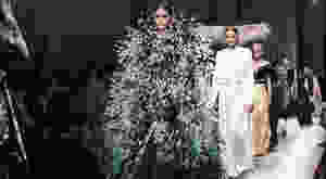 Givenchy, Haute couture, Automne-hiver 2019-2020 - La première femme de l'histoire à la tête de l'enseigne de luxe s'est étrangement vue remerciée par celle-ci, ce vendredi 10 avril. Applaudie par la critique pour son talent dans la Haute couture ces trois dernières années, en coulisse, la connivence n'a pas semblé être absolue. Topwalk Magazine 2020. Melissa N'Dila
