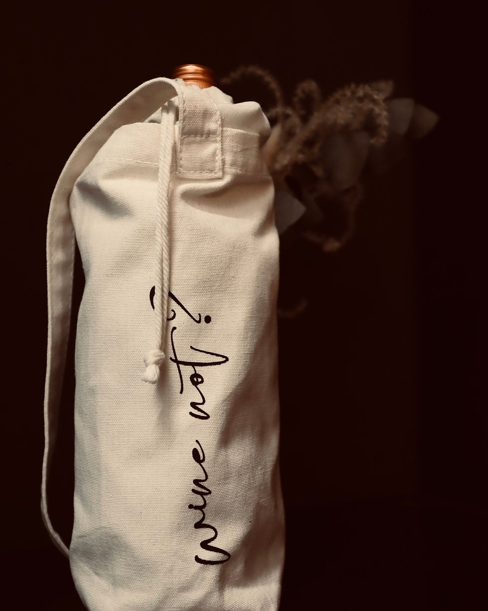 Leere Weintüte mit Schriftzug