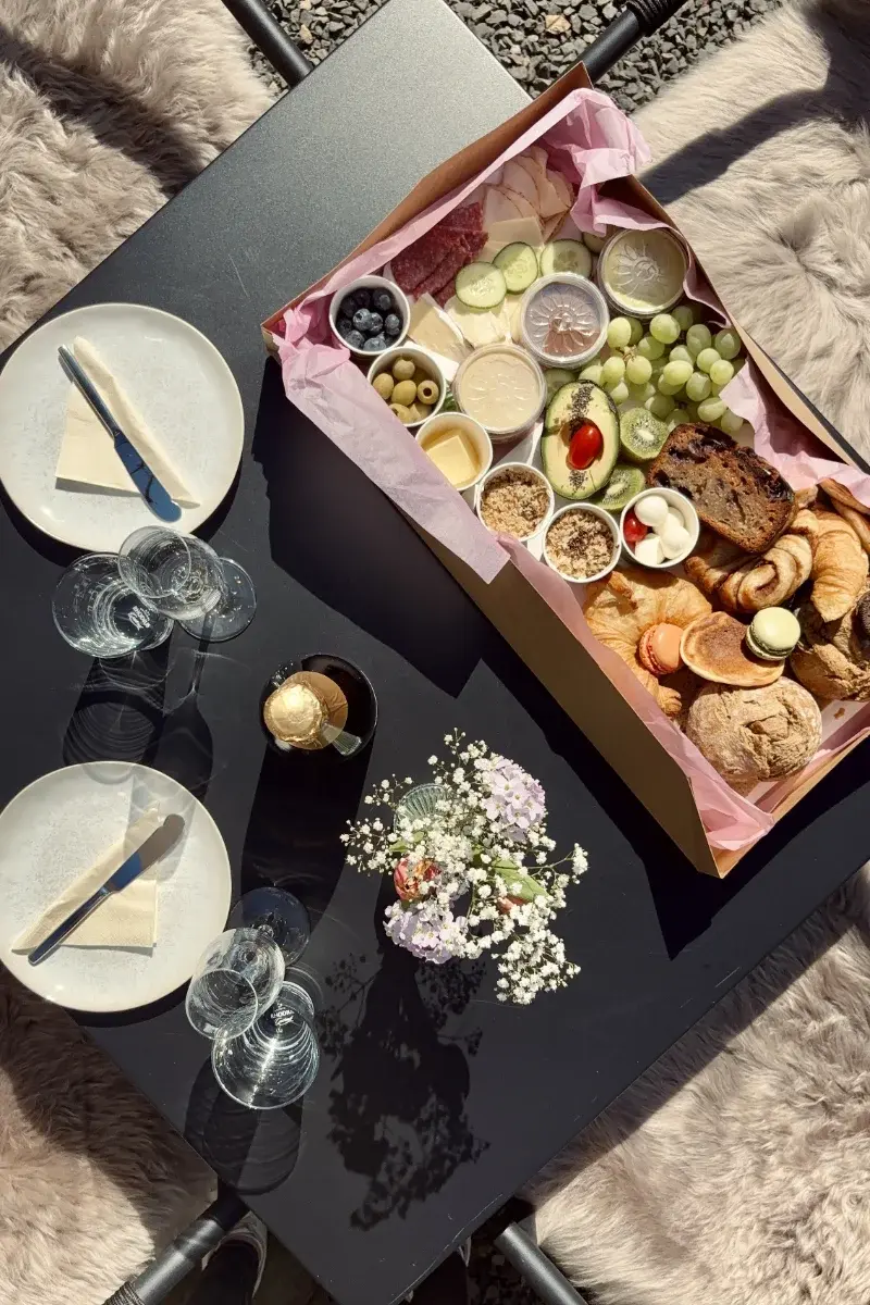 Miniaturbild: Sektfrühstück für zwei: Reichhaltiges Frühstücks-Arrangement im Freien