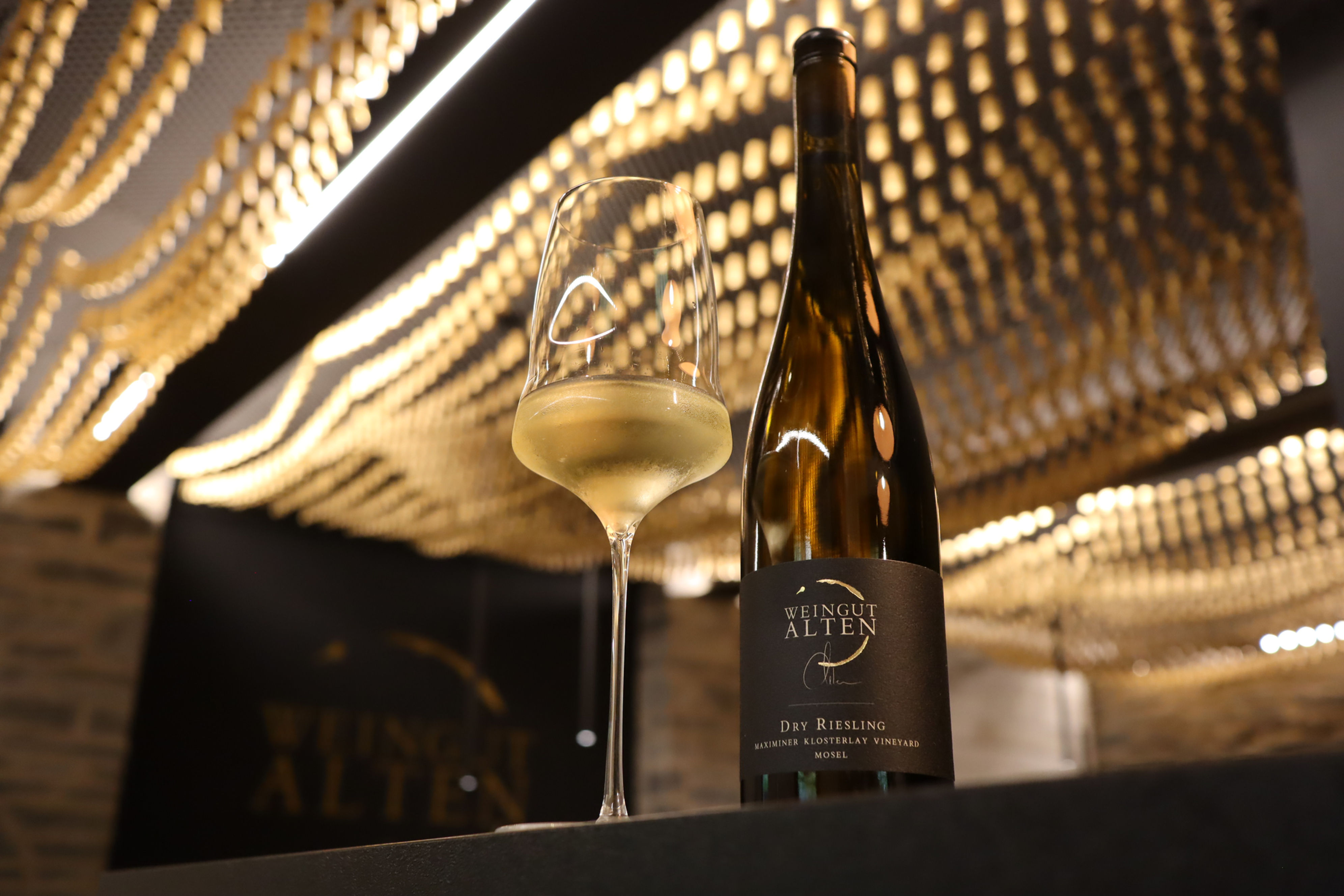 Weißwein im Glas und Flasche, edles Ambiente