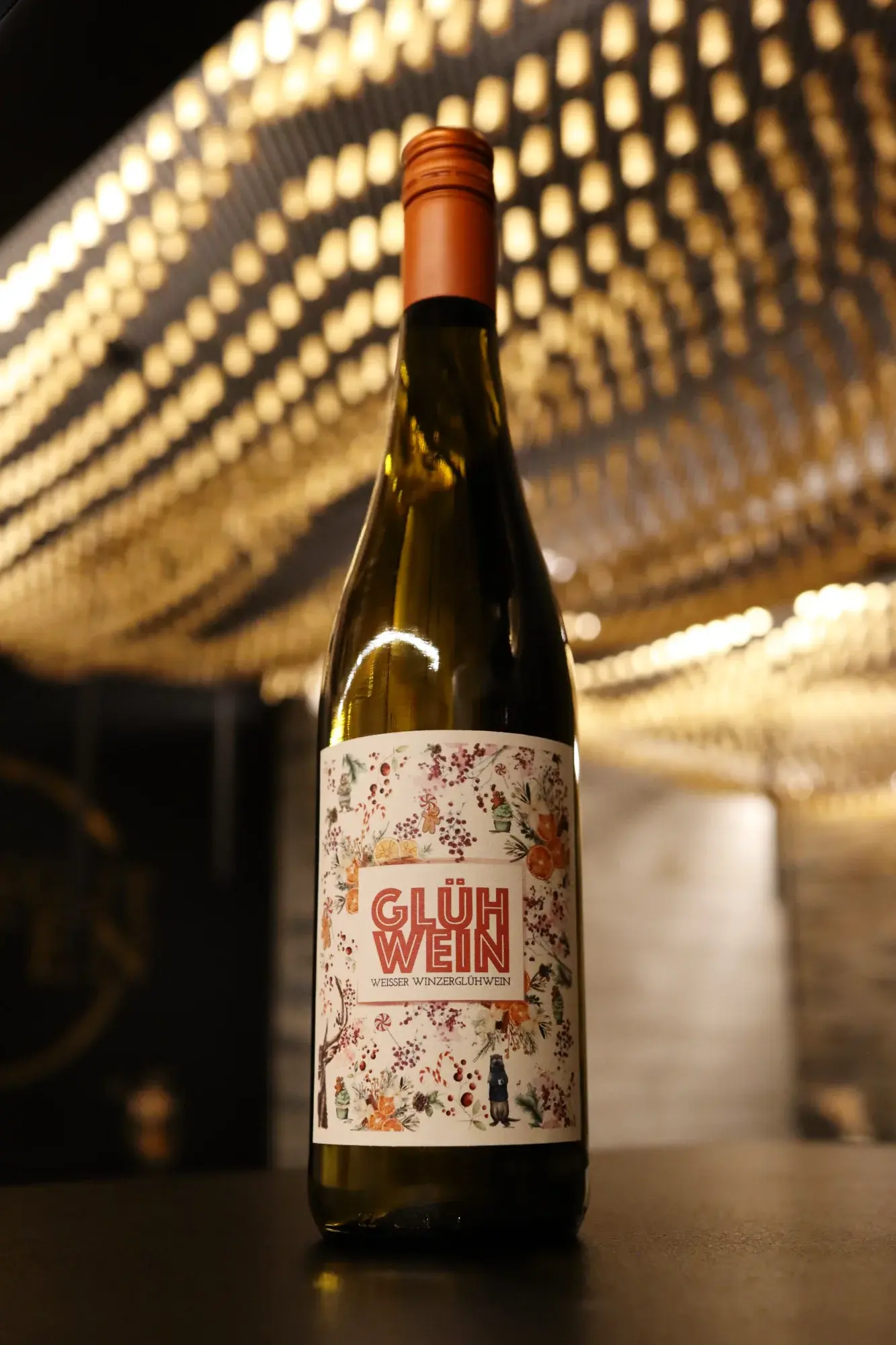 Flasche 'Gähn Wein' im Restaurant