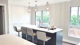 rénovation-cuisine-moderne-comptoir-céramique-peinture-dosseret-cabinets-ébénisterie-rénovation-signature-m-terrebonne