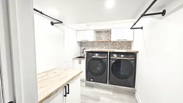 rénovation-sous-sol-buanderie-salle-de-lavage-concept-peinture-céramique-dosseret-menuiserie-cabinet-comptoir-bois-rénovation-signature-m-saint-jérôme