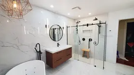 rénovation-cuisine-design-couple-chambre-maître-céramique-marbre-blanc-lumineuse-douche-bain-vanité-comptoir-dosseret-rénovation-signature-m-laval