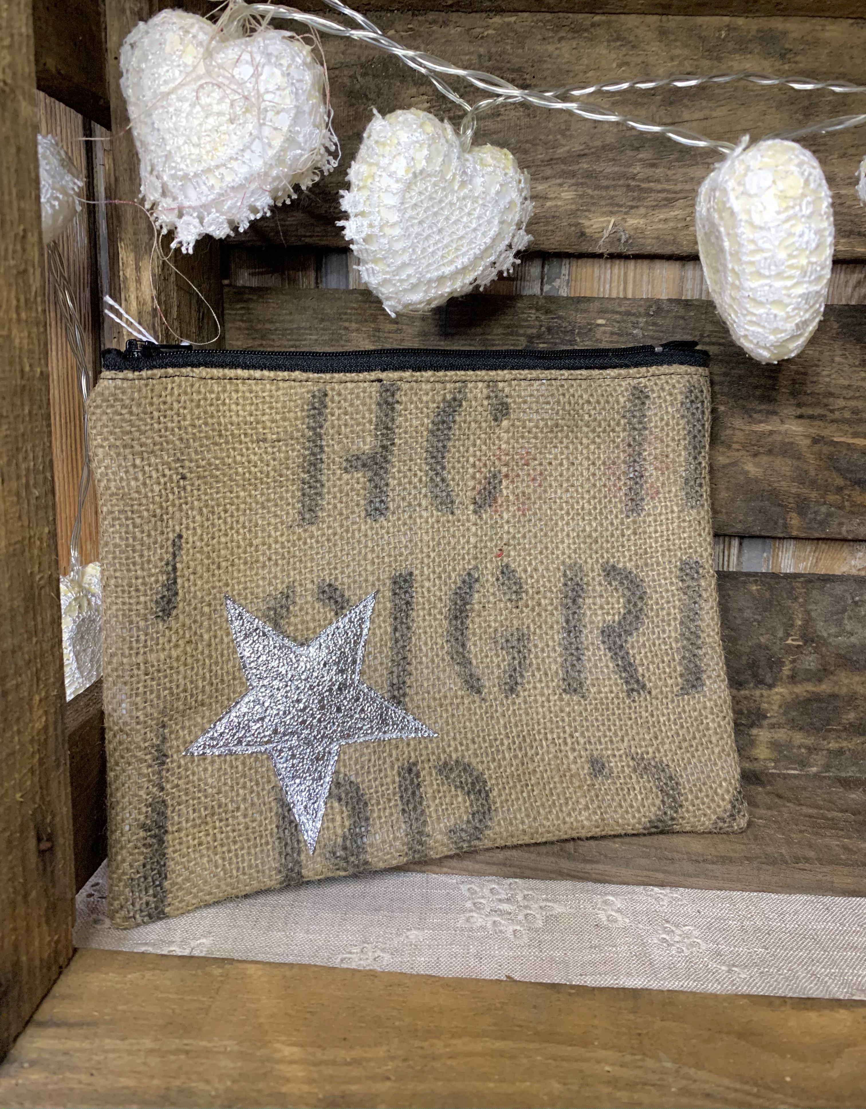 Pochette en toile de jute et similicuir noir matière écailles