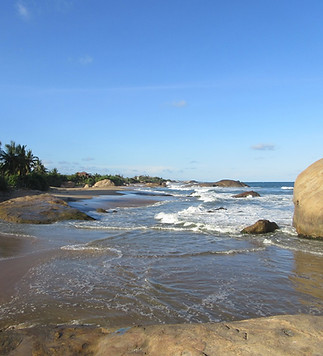 Волны бьют о берег