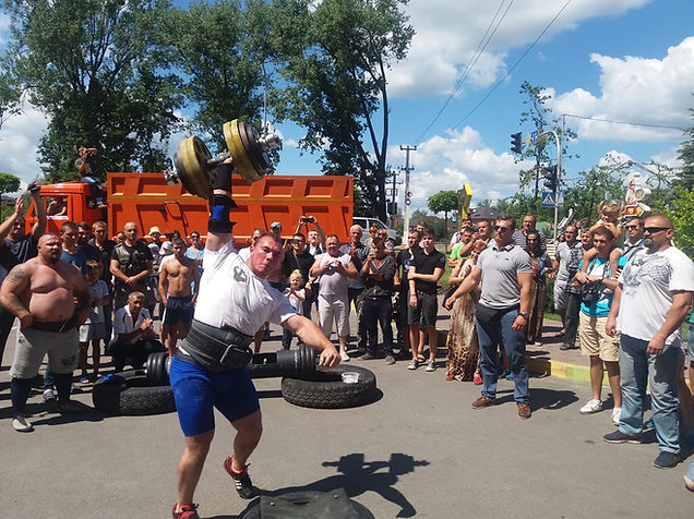 Поднимает 130-килограммовую гантелю