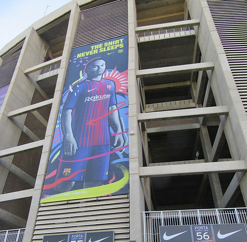 Рекламные постеры на колоннах стадиона