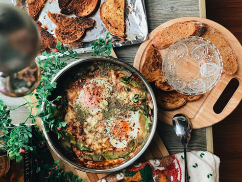 Elegant glatt kosher Rosh Hashanah dinner setup – combining warmth, tradition, and fine presentation.