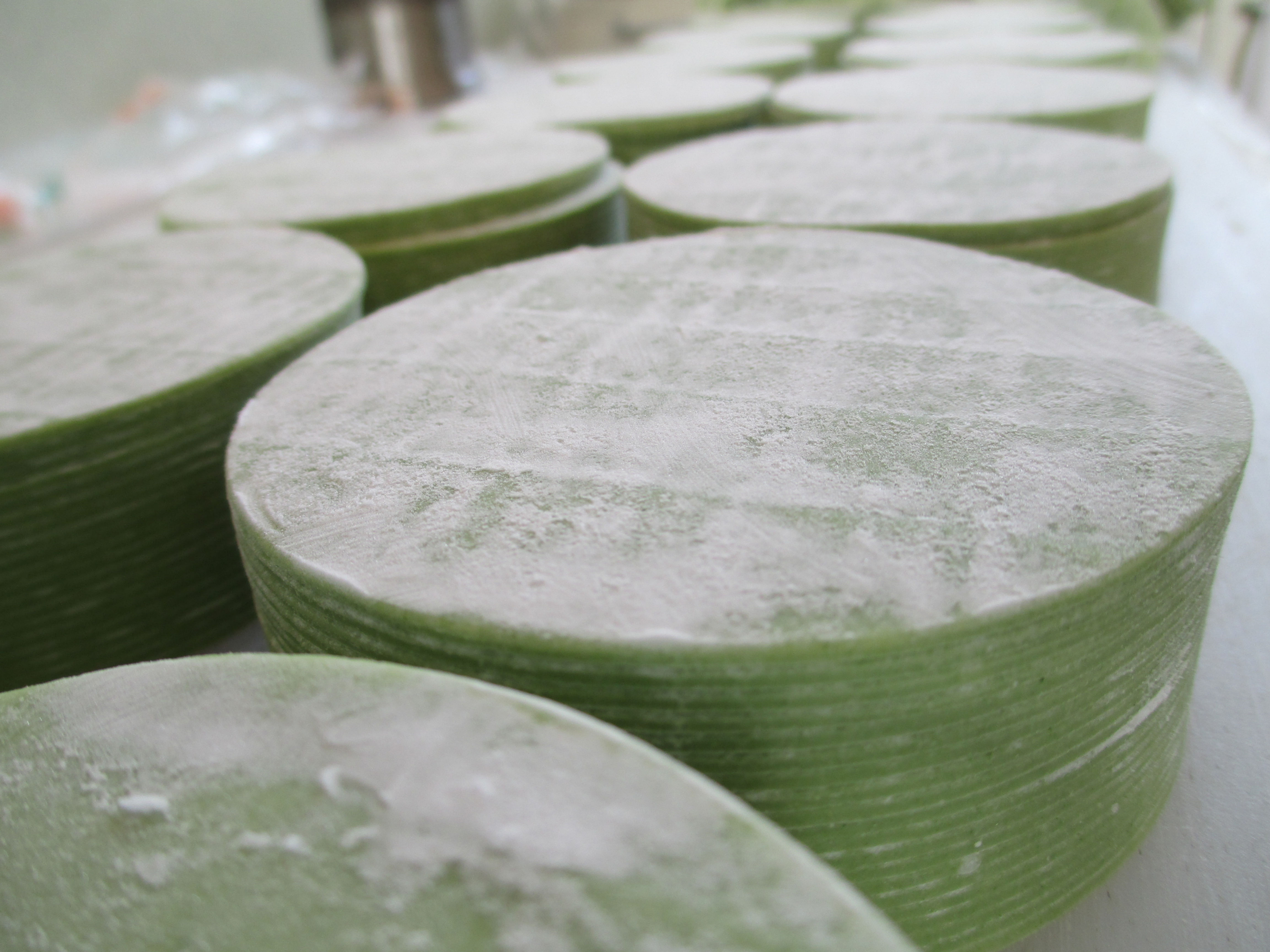 うぐいす色の餃子の皮　直径95mm 100枚（25枚x4）