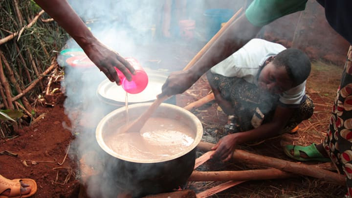 As mulheres no Burundi ensinam-se umas às outras como fazer refeições nutritivas
