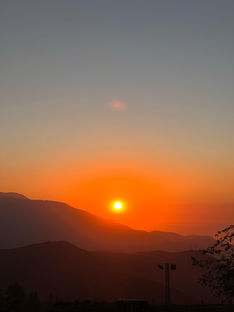 Verano en las Cordilleras con un hermoso atardecer, vino y comida en el Refugio Bora pro Chile, Chile