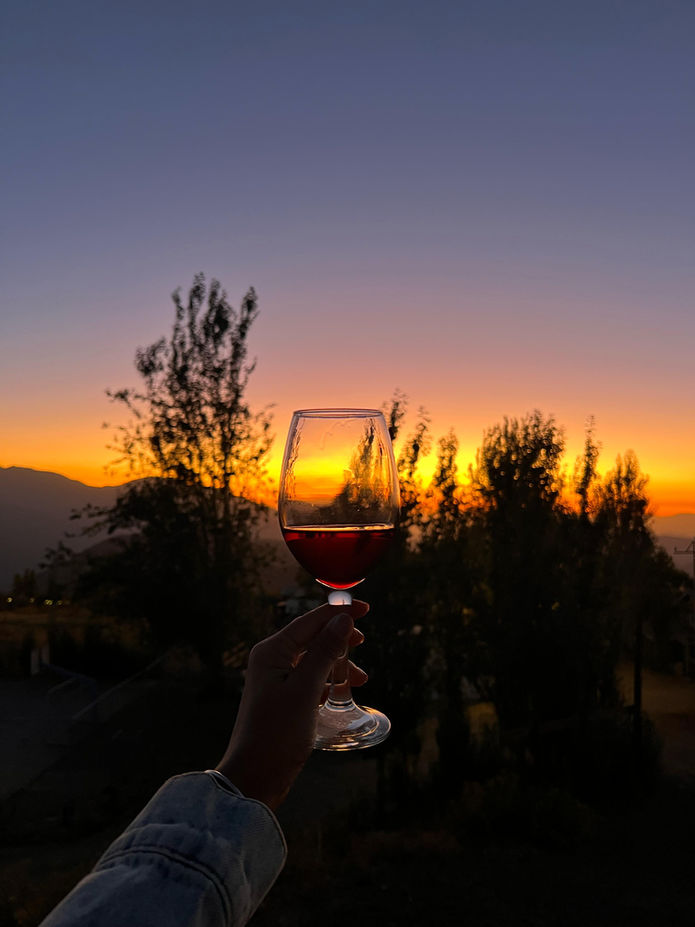 Verano en las Cordilleras con un hermoso atardecer, vino y comida en el Refugio Bora pro Chile, Chile