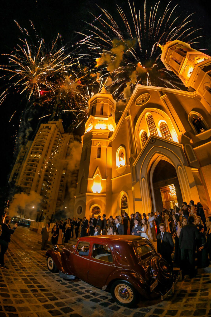 Casamento na Igreja Senhor Bom Jesus do Cabral em Curitiba, fogos na fachada