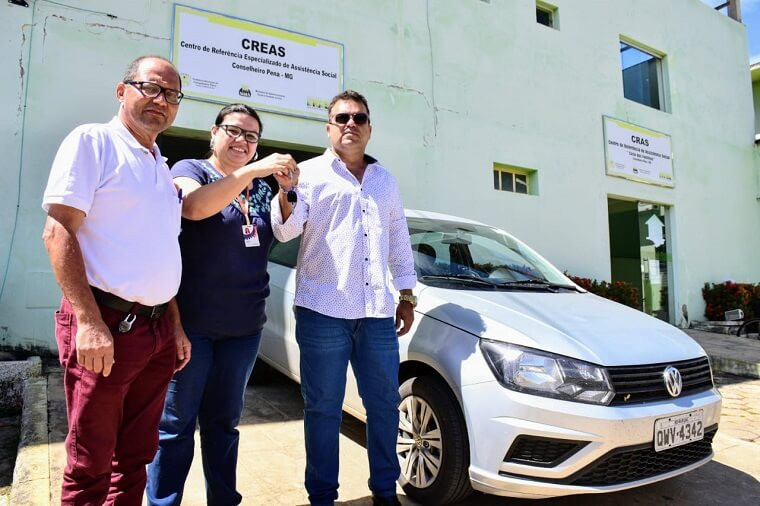 Entrega do veículo em Conselheiro Pena (realizada antes da pandemia da Covid-19): José de Paula, Assistente Social; Izabelly França, analista do Programa de Proteção Social da Fundação Renova e André Luiz Teixeira Farias, secretário municipal de Assistência Social e Esportes.