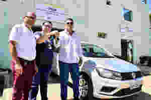 Entrega do veículo em Conselheiro Pena (realizada antes da pandemia da Covid-19): José de Paula, Assistente Social; Izabelly França, analista do Programa de Proteção Social da Fundação Renova e André Luiz Teixeira Farias, secretário municipal de Assistência Social e Esportes.