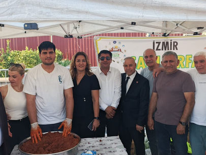 İzmir Şanlıurfa Federasyonu’ndan Konak Saat Kulesi Meydanı’ndaki 15 Temmuz Anma Programına Anlamlı Katkı