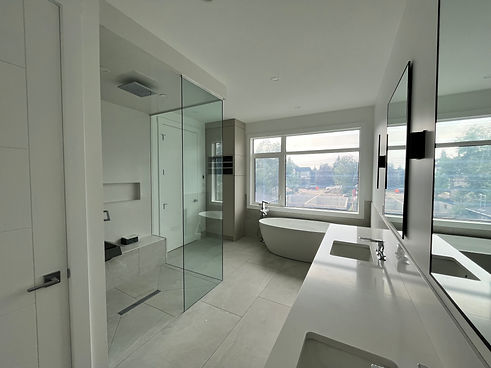ALT: View of a bathtub inside a bathroom