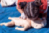 Formation de secourisme en respiration artificielle factice de RCR pour bébé