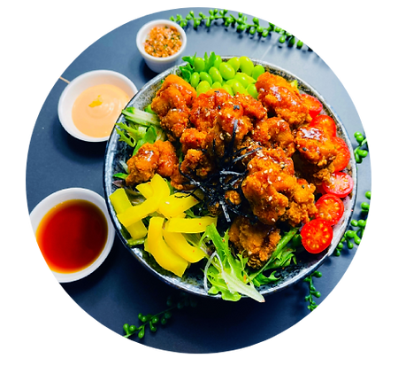 Un plat de poulet frit, des sauces et des légumes