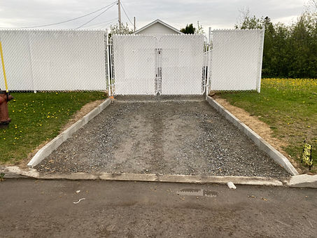 Une maison avec une route