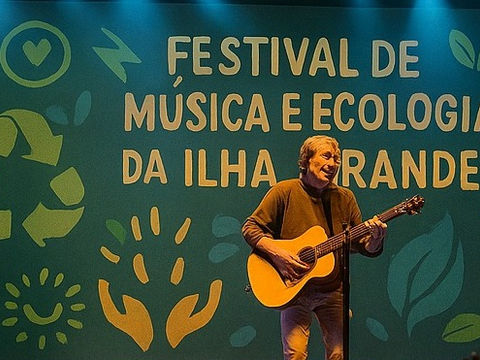 A cada noite, a Vila do Abraão se transformava em um palco onde natureza e arte se abraçavam sob o mesmo céu estrelado.