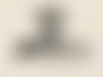 Logotipo central da Angico Botânica Ancestral (árvore e mãos) sobre fundo claro texturizado.